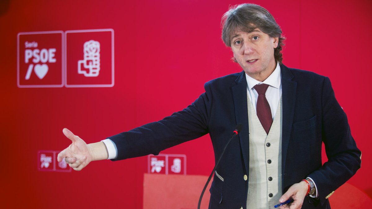 El alcalde de Soria, Carlos Martínez, presenta su precandidatura para liderar el PSOE de Castilla y León.  WIFREDO GARCÍA
