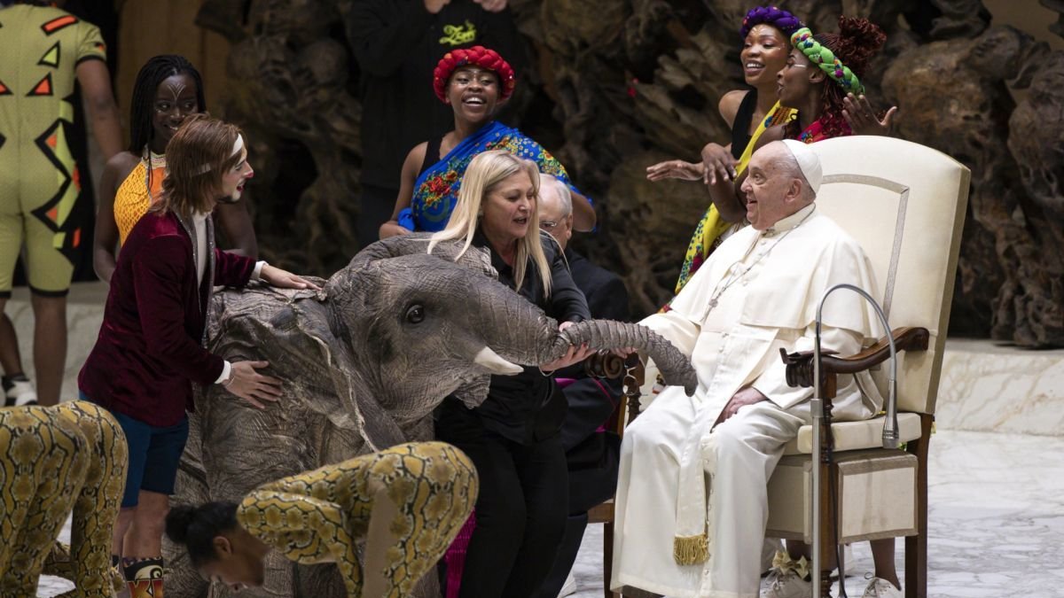 Circo y elefantes en la recepción del Papa. Ángelo Carconi