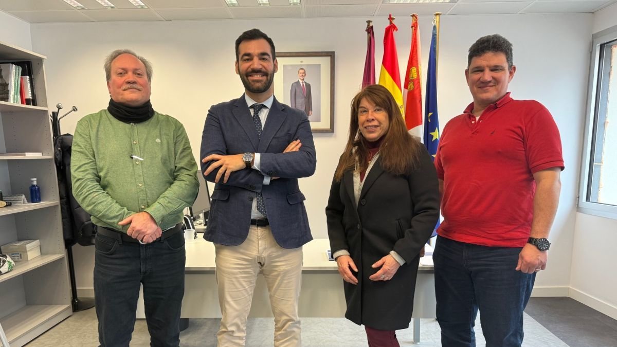 David Fernández con miembros de la asociación de venezolanos en León. dl