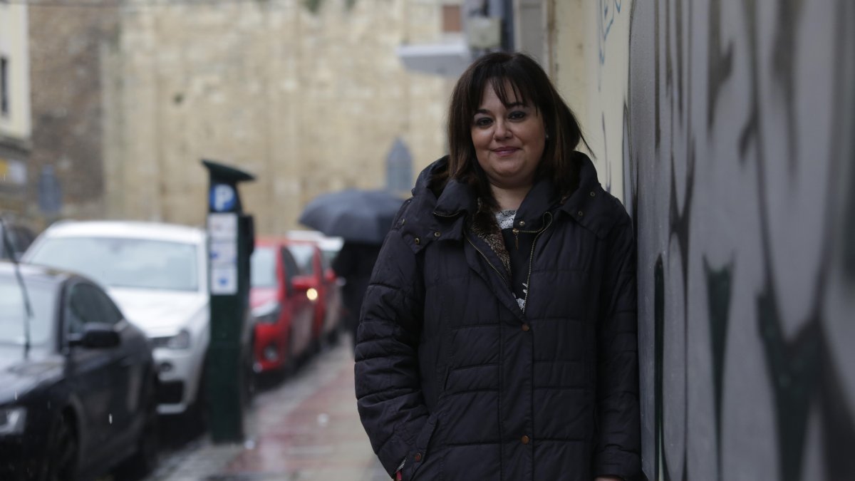 Virginia Saénz de Miera, en la calle La Torre donde se ubica el CIFP Ciudad de León.
