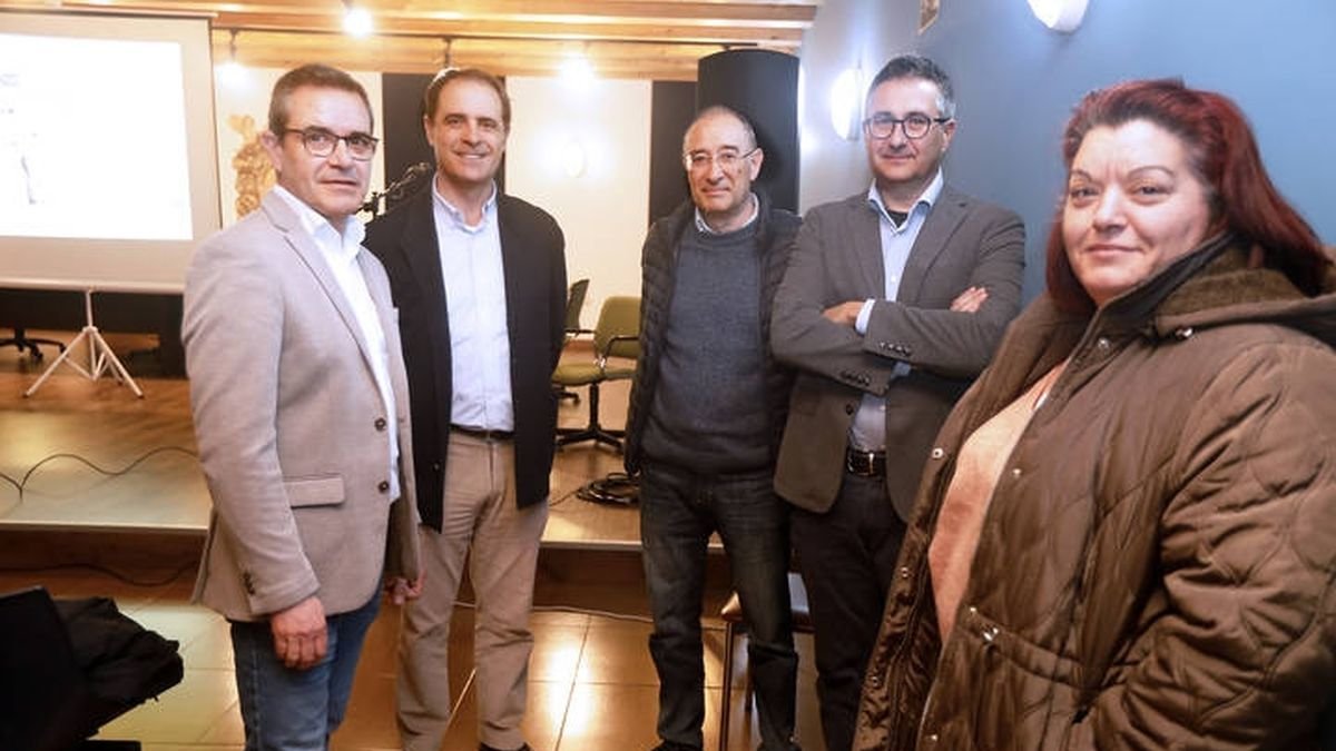 Pedro Guerra, el alcalde de Valderas, junto a los representantes de la empresa Tecnesis. ramiro