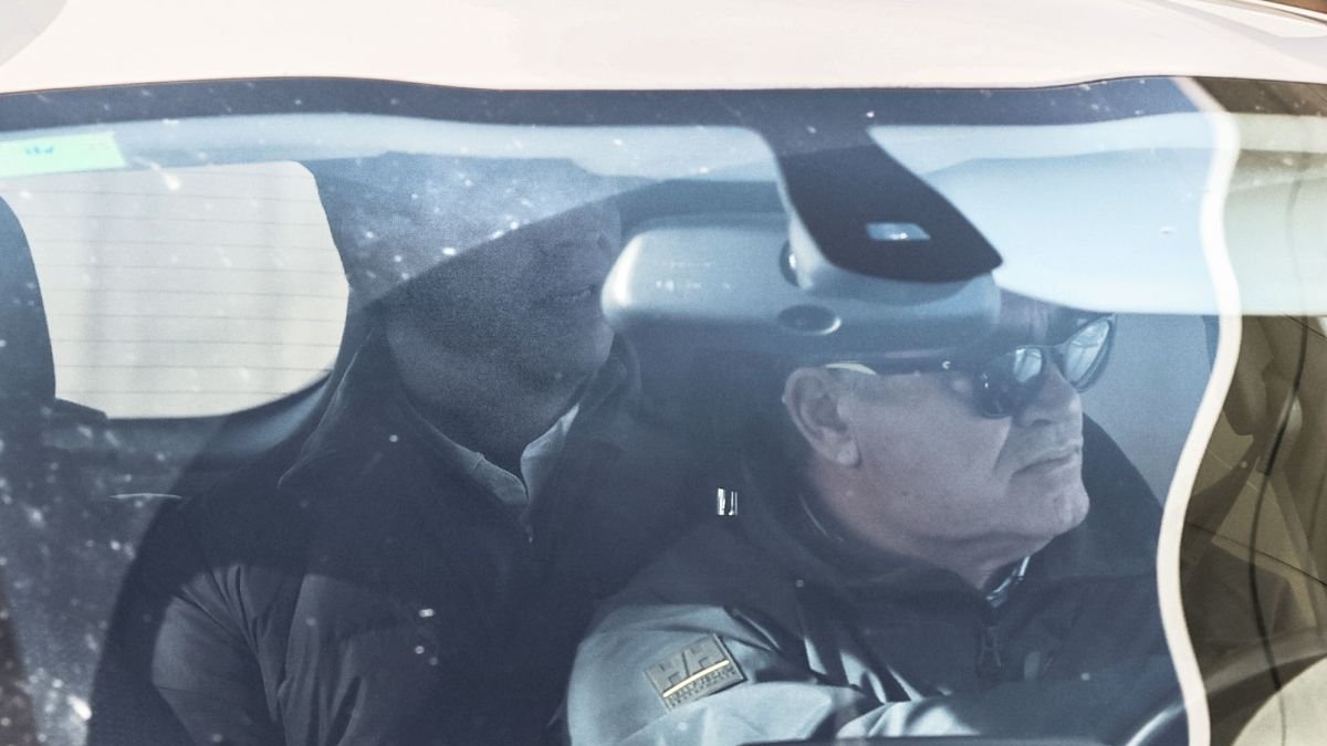 El hermano de Pedro Sánchez, David Sánchez a su salida en coche tras declarar en los juzgados. ballesteros