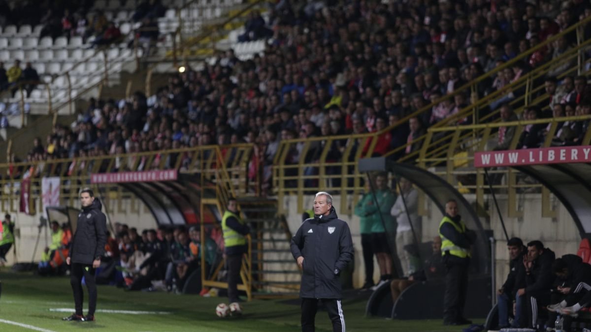 Ángel Viadero dirige al Sestao River en la victoria ante la Cultural en el Reino de León. FERNANDO OTERO