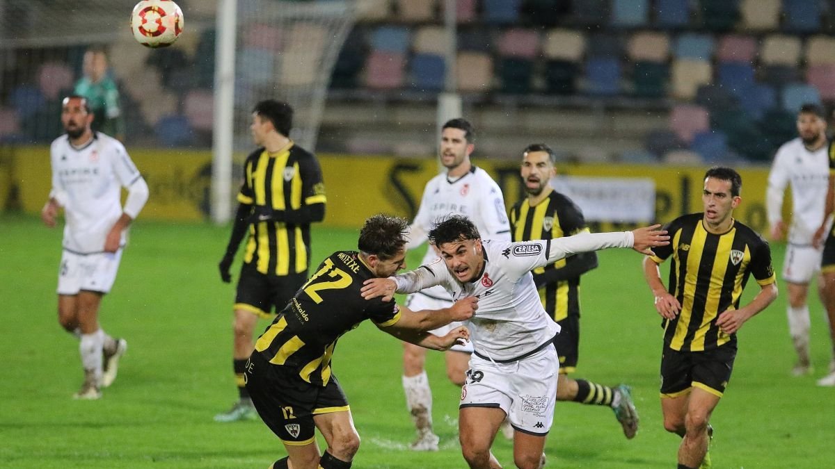 Maestre y Barri, atentos a la espalda de Antón Escobar. MACHÍN