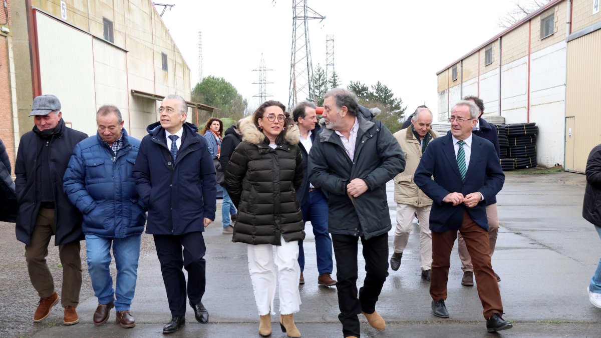 La consejera González Corral en su visita a Villadiego.