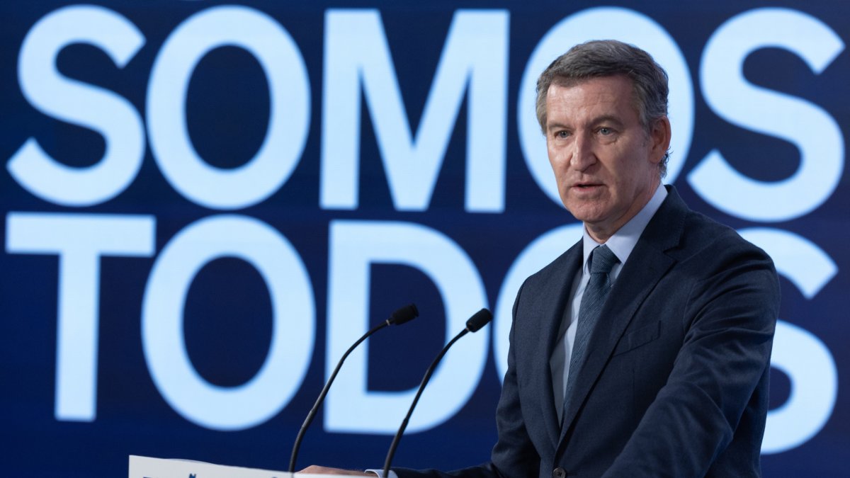 El presidente del Partido Popular, Alberto Núñez Feijóo, ofrece una rueda de prensa, en el Espacio Jorge Juan, a 27 de diciembre de 2024, en Madrid (España).