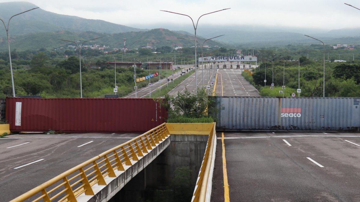 Fotografía de contenedores este viernes, en el puente Internacional Atanasio Girardot, que une a Cúcuta con el estado de Táchira Venezuela, en Cúcuta (Colombia). EFE/ Mario Caicedo