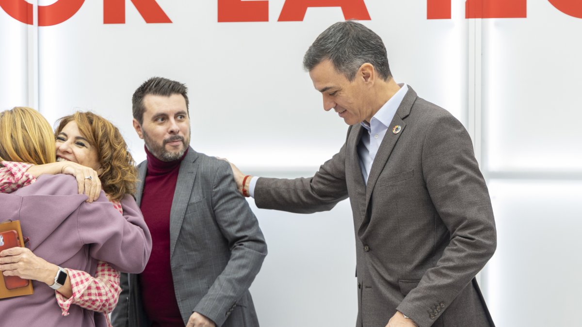 El director de comunicación del PSOE, Ion Antolín, saludado por el secretario general del PSOE, Pedro Sánchez, en la primera reunión de la Ejecutiva Federal del año 2025.