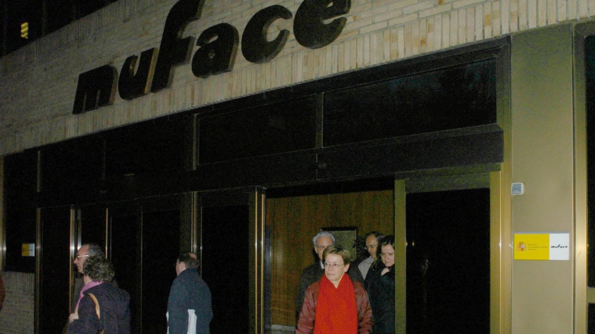 Imagen de archivo de funcionarios al terminar su jornada laboral en la sede de la Mutualidad de Funcionarios del Estado (MUFACE), en Madrid. Mondelo