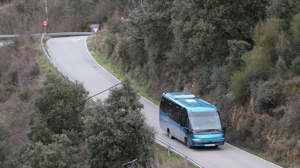 Un autobús atravesando una de las líneas que unen los pueblos de la provincia leonesa. l.de la mata