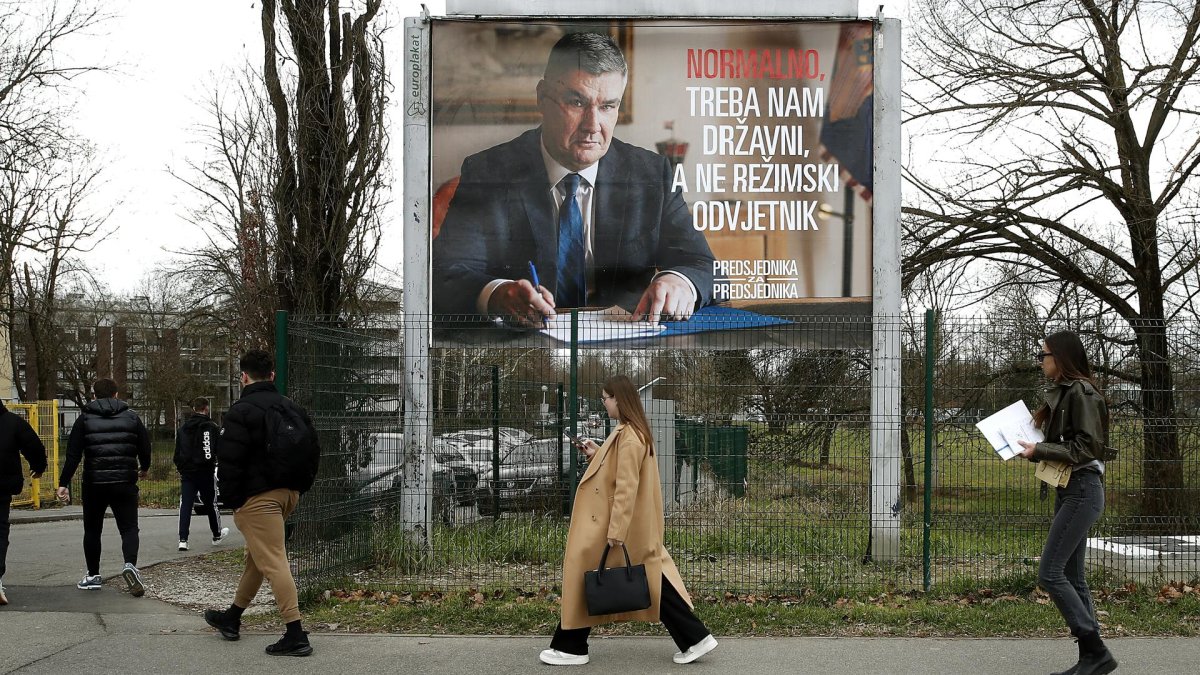 Cartel electoral en Zagreb con la imagen del candidato a la reelección presidencial Zoran Milanovic. EFE/EPA/ANTONIO BAT