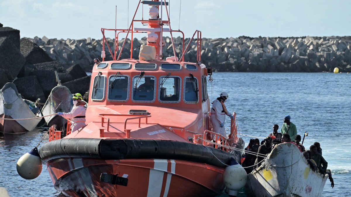 Imagen de archivo de la Salvamar Acrux, de Salvamento Marítimo tras rescatar a un grupo de inmigrantes en un cayuco al sur de El Hierro. EFE/Gelmert Finol