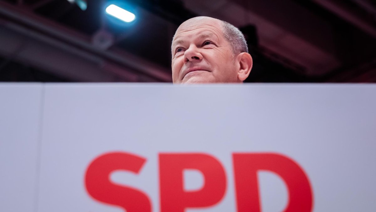 El canciller alemán, Olaf Scholz, en la convención del Partido Socialdemócrata (SPD) que le proclamó este sábado en Berlín candidato del partido para las elecciones anticipadas del próximo 23 de febrero. EFE/EPA/CHRISTOPH SOEDER