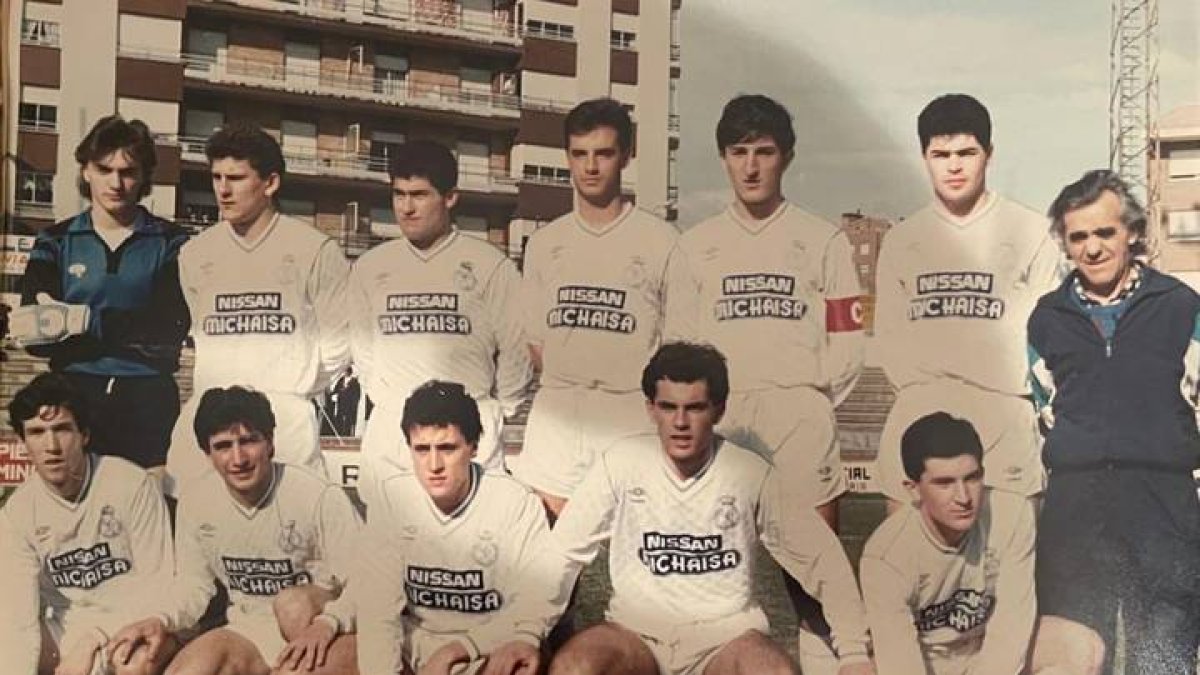 Osa, primero por la izquierda agachado, en un filial culturalista repleto de grandes jugadores.
