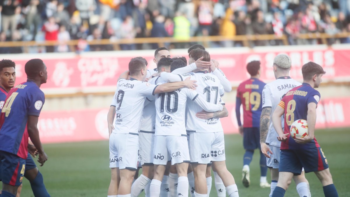 Pese al autogol inicial de Rubén López que celebra la Cultural, el Barcelona Atlètic sumó un meritorio empate (1-1).