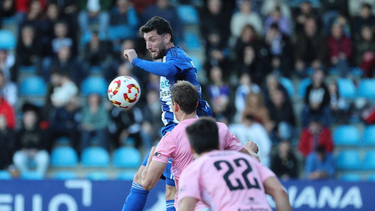 Lance del partido en El Toralín entre el equipo berciano y el conjunto vasco.