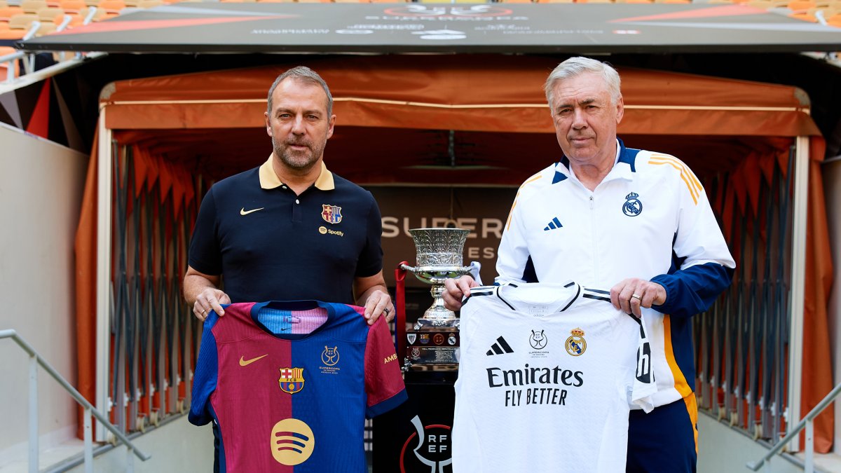 Los entrenadores del Real Madrid CF y el FC Barcelona, Carlo Ancelotti (d) y Hansi Flick (i), respectivamente, han posado este sábado junto al trofeo.