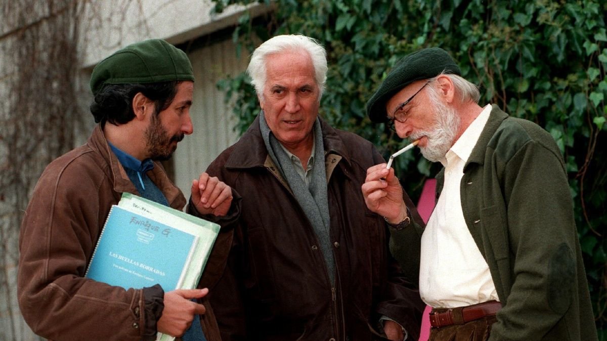 El director Enrique Gabriel con Federico Luppi y Héctor Alterio en el rodaje en León de ‘Las huellas borradas’. ANDRÉS BALLESTEROS