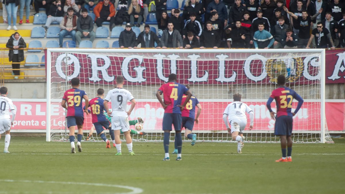 Así detuvo el penalti el portero de la Cultural Miguel Bañuz al blaugrana Unai.