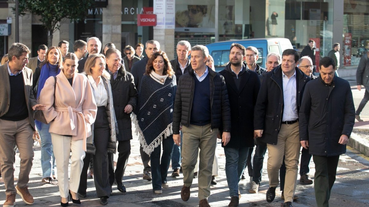 Alberto Núñez Feijóo con Cuca Gamarra, Mazón, Mañueco, Moreno, Ayuso y Queipo ayer, en Oviedo.