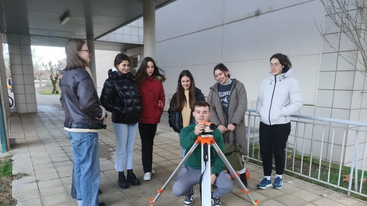 Alumnos del colegio Leonés hacen pruebas como agrónomos
