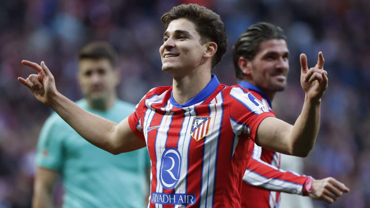 Julián Álvarez hizo el único tanto del encuentro frente a Osasuna que coloca líder al Atlético. J. MARTIN