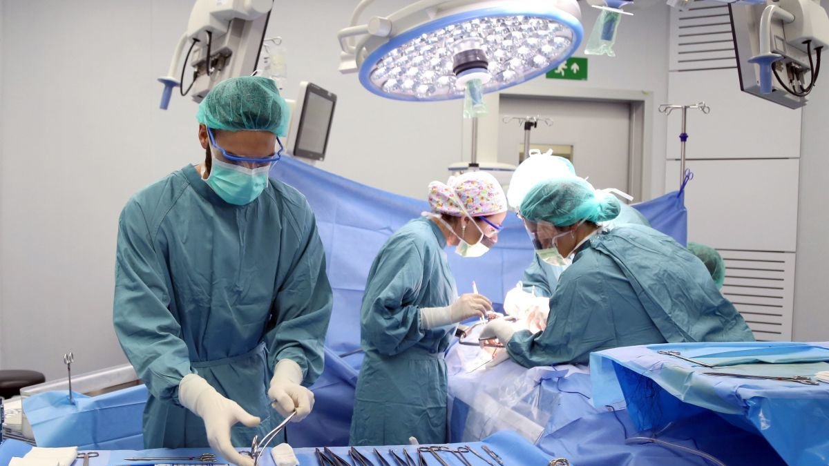 Cirujanos en un quirófano durante una donación de órganos. efe
