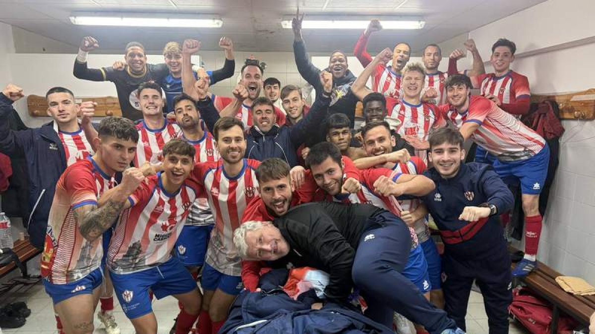 El Atlético Bembibre celebra su triunfo frente al Becerril.  A.B.