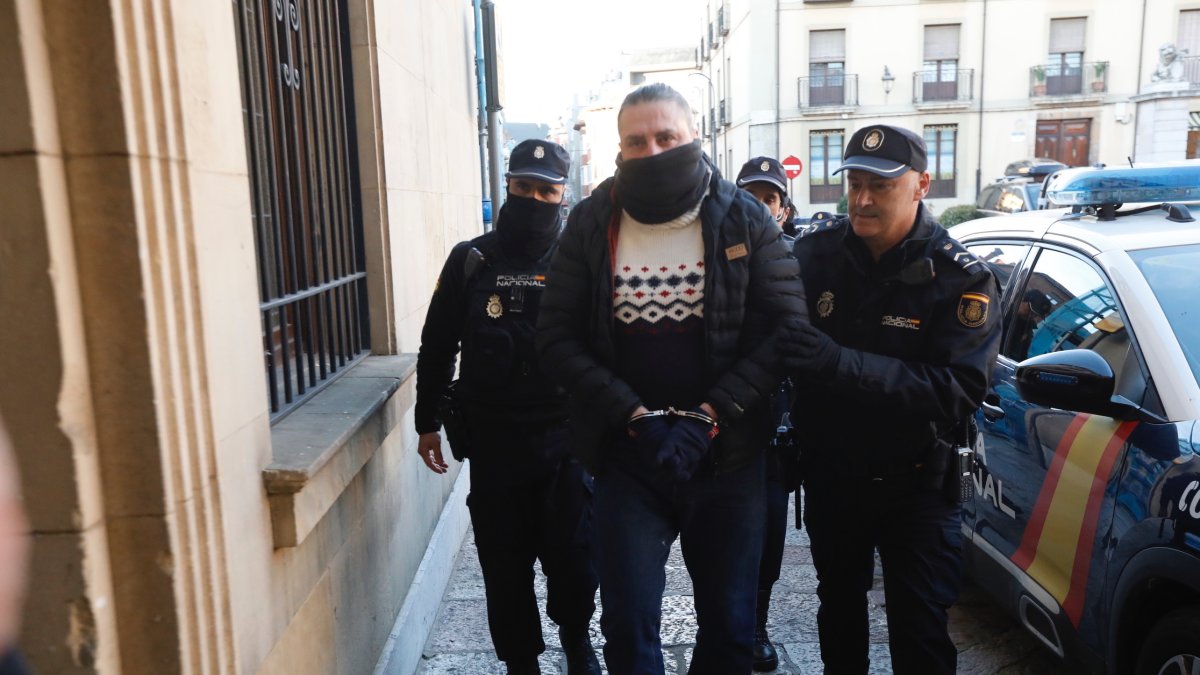 El acusado llega a la Audiencia Provincial de León