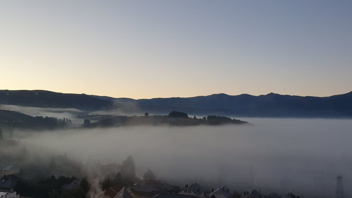 La niebla, cubriendo la olla central del Bierzo, entrando en la Tebaida, con el Morredero al fondo. DL
