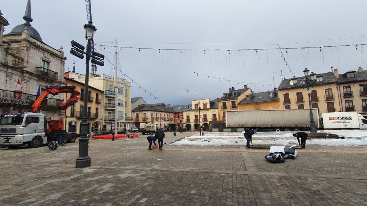 Empaquetada la pista de hielo y las luces navideñas
