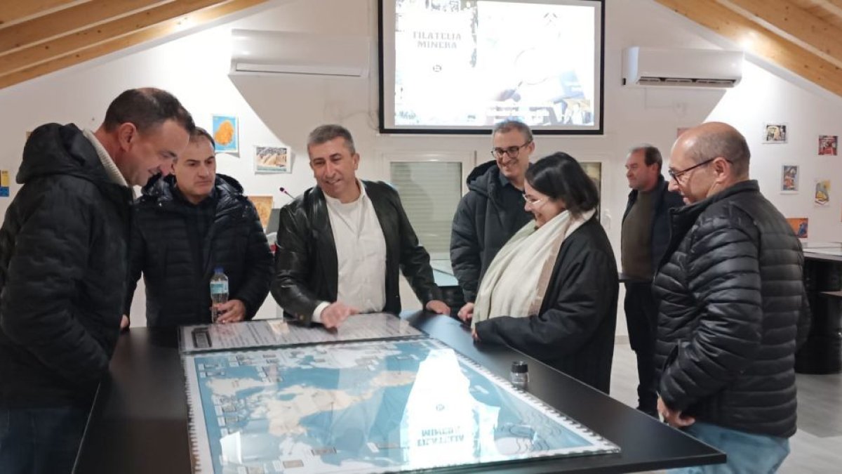 Salvador González Solís, en el centro; entre otros, también el director del Museo de Sabero. dl