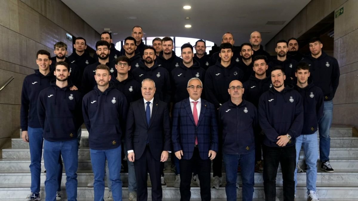 La selección española de balonmano, aún sin Carlos en sus filas, se hizo ayer la foto de familia. febm