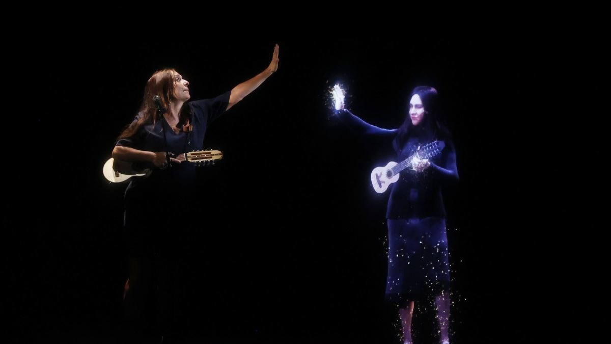 Recreación de la poeta chilena Violeta Parra, cuya imagen cantó a dueto con su nieta, Javiera Parra. Elvis González