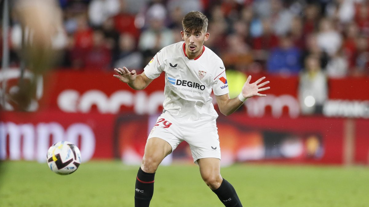 El defensa del Sevilla FC Kike Salas, durante un partido en 2022. EFE/José Manuel Vidal