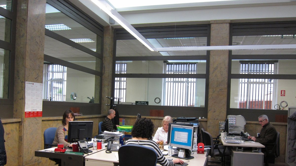 Archivo - Funcionarios trabajando en La Rioja