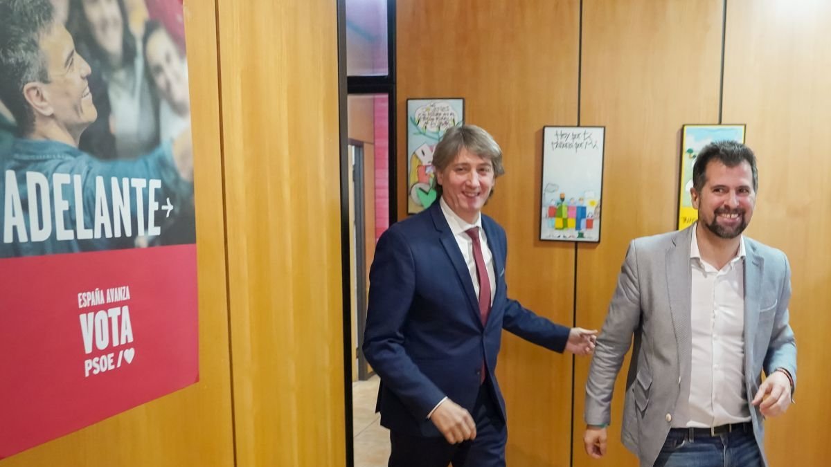 Carlos Martínez, secretario general electo, y Luis Tudanca, saliente, juntos ayer. Miriam Chacón