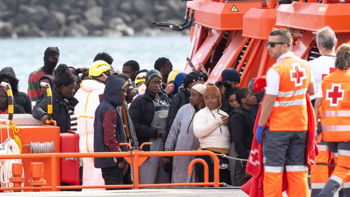 Emergencias atienden a personas migramtes llegadas en cayuco ayer a Canarias. 