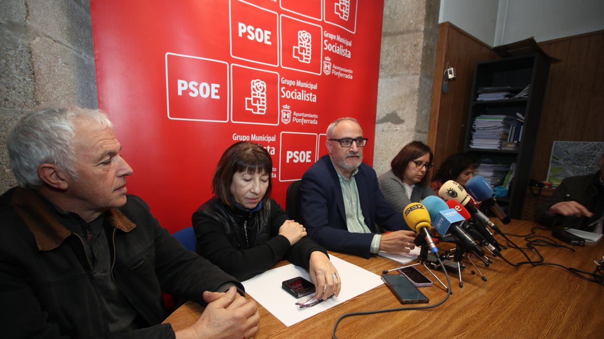 Olegario Ramón, en el centro, denunció posibles irregularidades en la oposición, en rueda de prensa junto a otros concejales socialistas