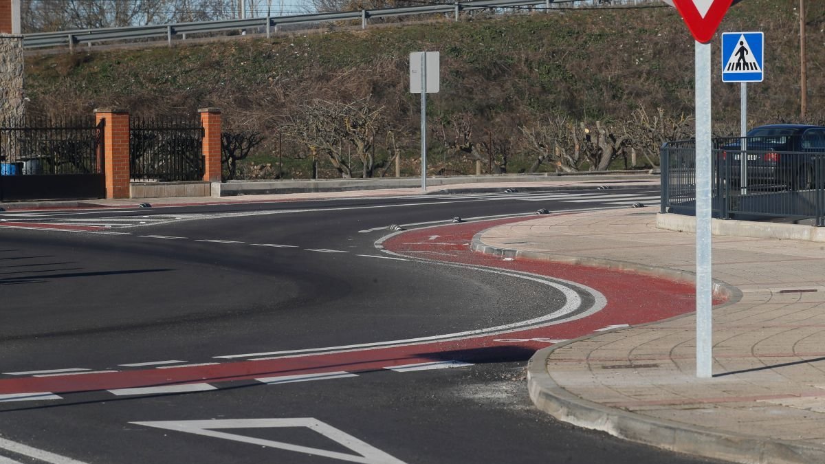 El color rojo alerta a los vehículos de que los ciclistas tienen preferencia en esa franja. ángelopez (La convivencia de turismos y bicicletas está claramente delimitada en las rotondas. ángelopez)