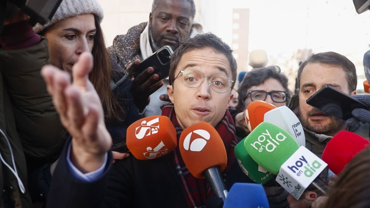 Errejón contesta ayer a los medios. Sergio Perez