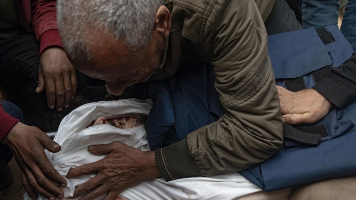 Familiares del periodista Ahmed Al-Shayah lloran su muerte tras un ataque israelí. HAITHAM IMAD