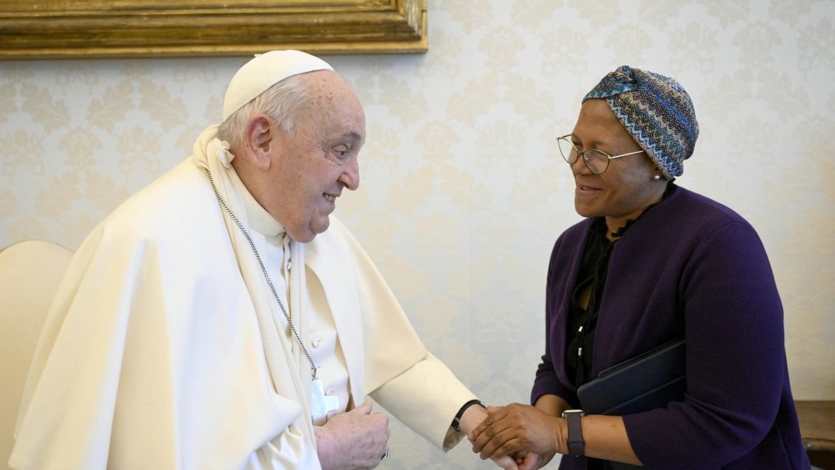 El Papa, con el brazo sujeto por una venda tras la caída. EFE/EPA/VATICAN MEDIA