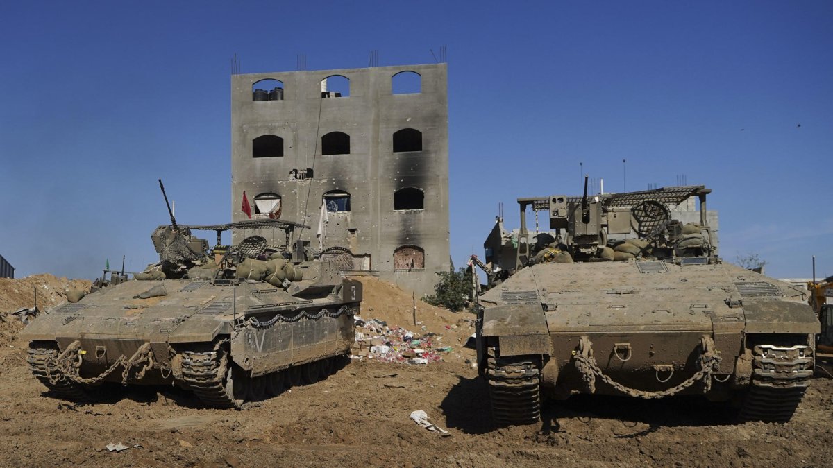 Edificios reducidos a escombros, fachadas agujereadas por el impacto de metralla y un océano de devastación es la imagen que persiste a lo largo de todo un recorrido por Yabalia. EFE/Alejandro Ernesto