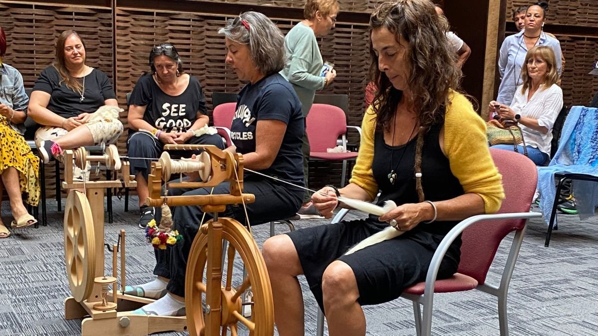 María Ferrán, en primer plano, y Alba Rueda, a su lado, durante la demostración en el Museo de los Pueblos Leoneses. DL