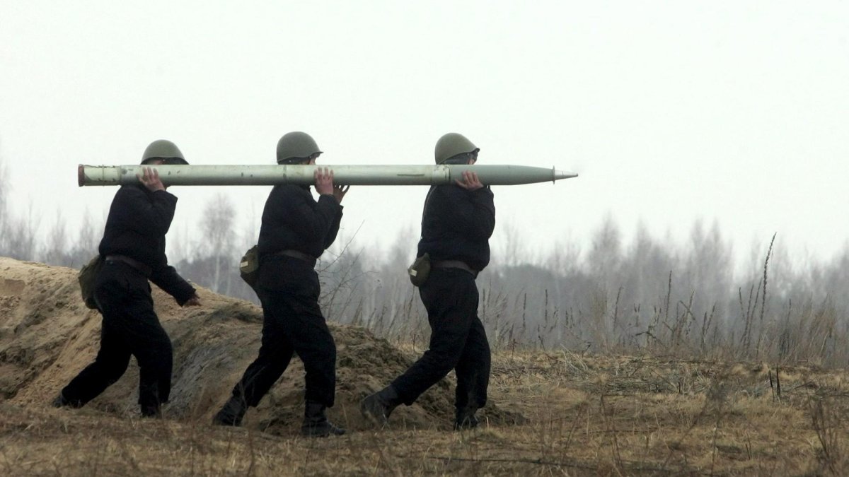 Imagen de archivo de soldados ucranianos trasladando un misil en las cercanías de Kiev. EFE/Sergey Dolzhenko