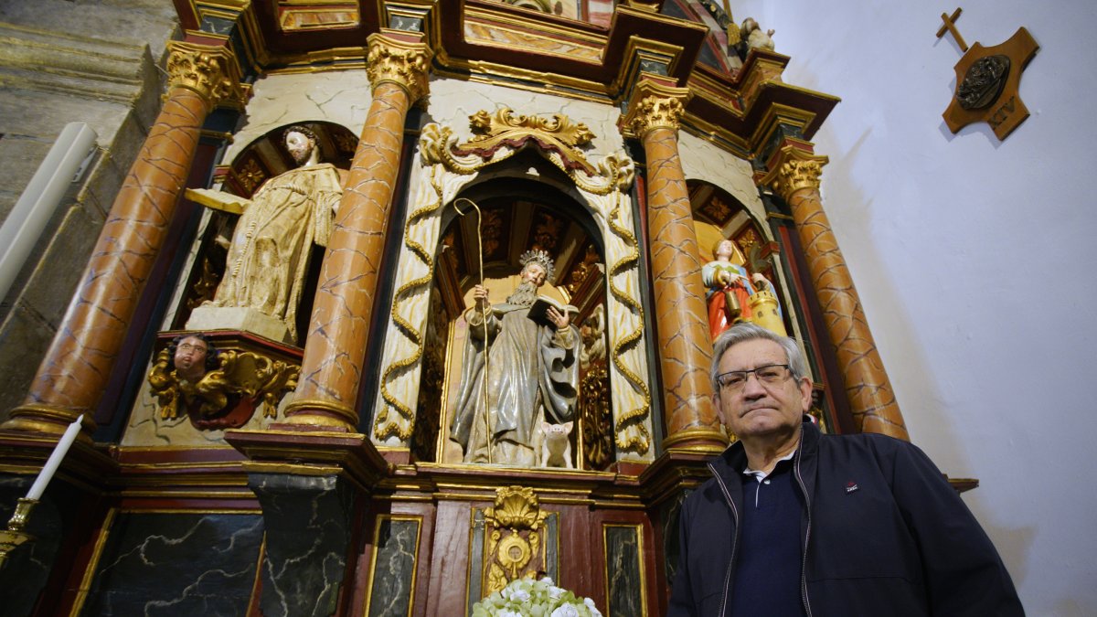 El historiador bembibrense, Manuel Olano, junto al retablo del santuario del Ecce-Homo de Bembibre, que custodia las imágenes del siglo XVI de San Antonio en el centro.
