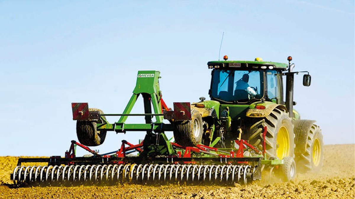 Un agricultor trabaja una finca en Carbajal de Fuentes.