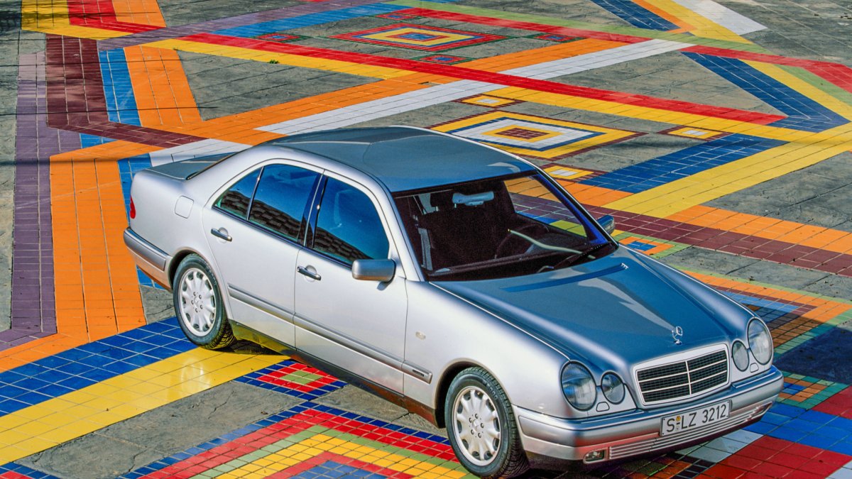 Un coche Mercedes-Benz clase E.