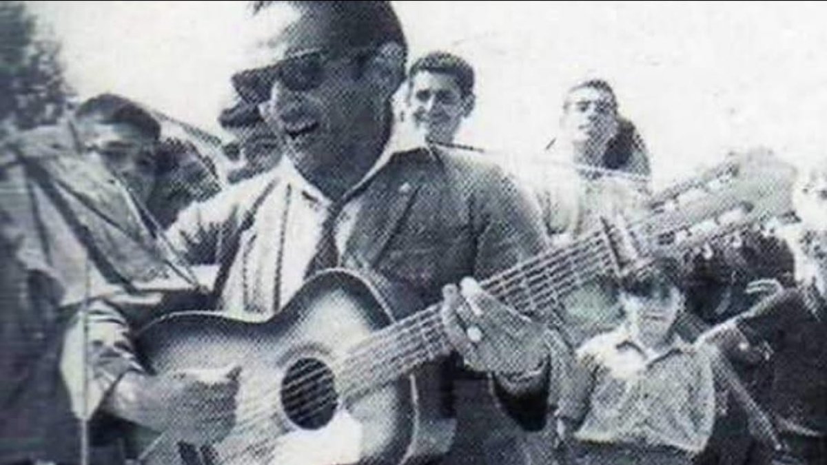 Dominguín, uno de los músicos callejeros más queridos de Ponferrada. DL